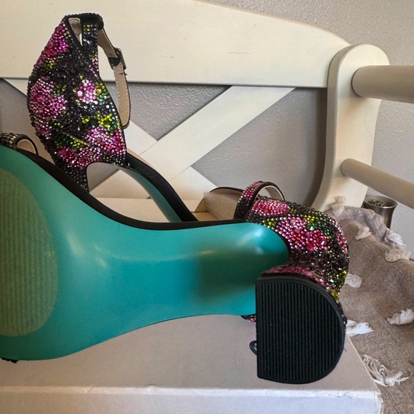 Beautiful Betsy Johnson Dani sandals! New! In original box! - Picture 4 of 6